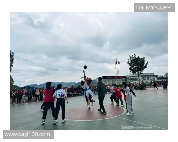 在篮球场上挥洒汗水与激情，体验团队合作的乐趣与挑战